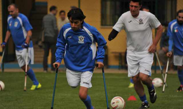 La storia di Roberto: gioca a calcio su una gamba sola e si allena con i normodotati